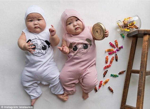 Mẹ 2 bé, Amber Yong, đã cho Leia và Lauren mặc những bộ trang phục \'tông xuyệt tông\' vô cùng đáng yêu.